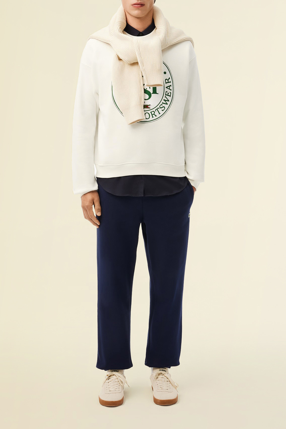 תמונת כל הלוק של סווטשירט עם צווארון מעוגל